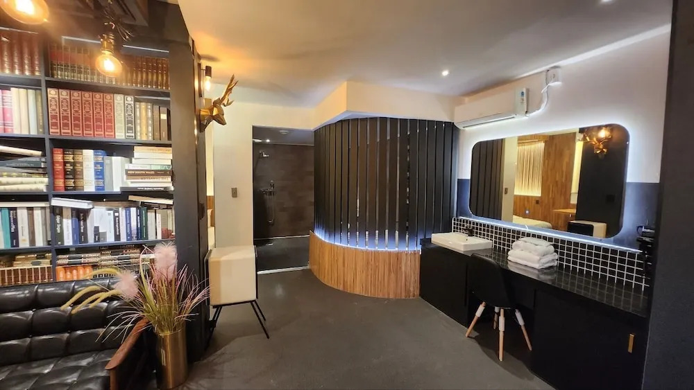 R Hotel