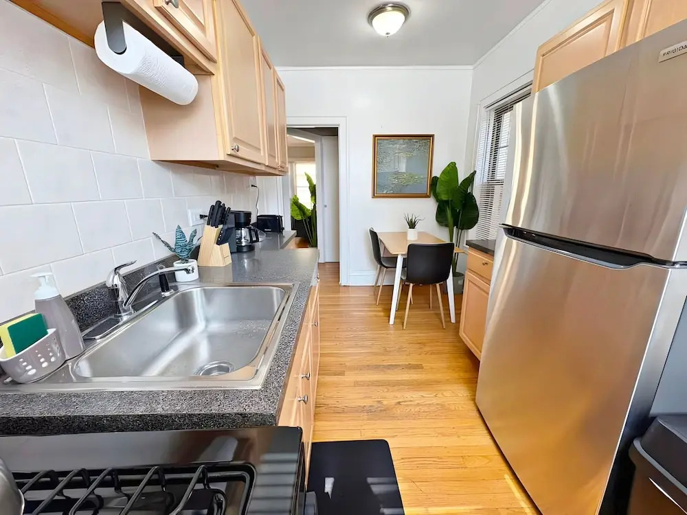 Perfectly Located 1BR - Hinman D2