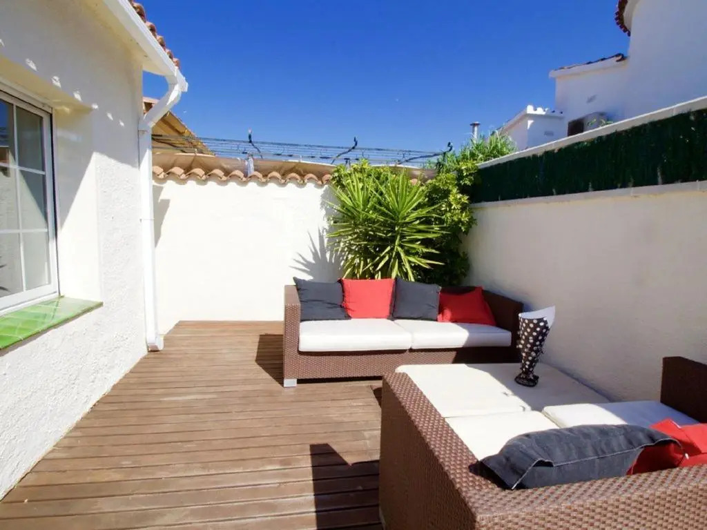 3 bedrooms villa with private pool and enclosed garden at Empuriabrava