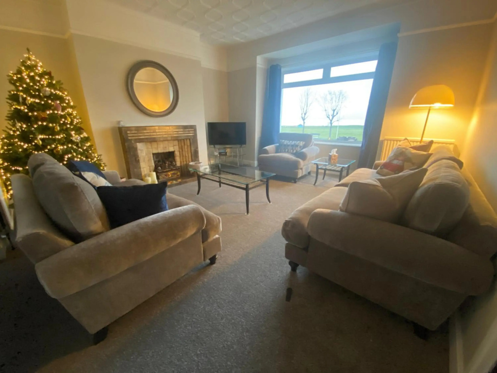 Amazing views across the Moray Firth, Private Suntrap Patio, 200m from the Beach, off street parking!