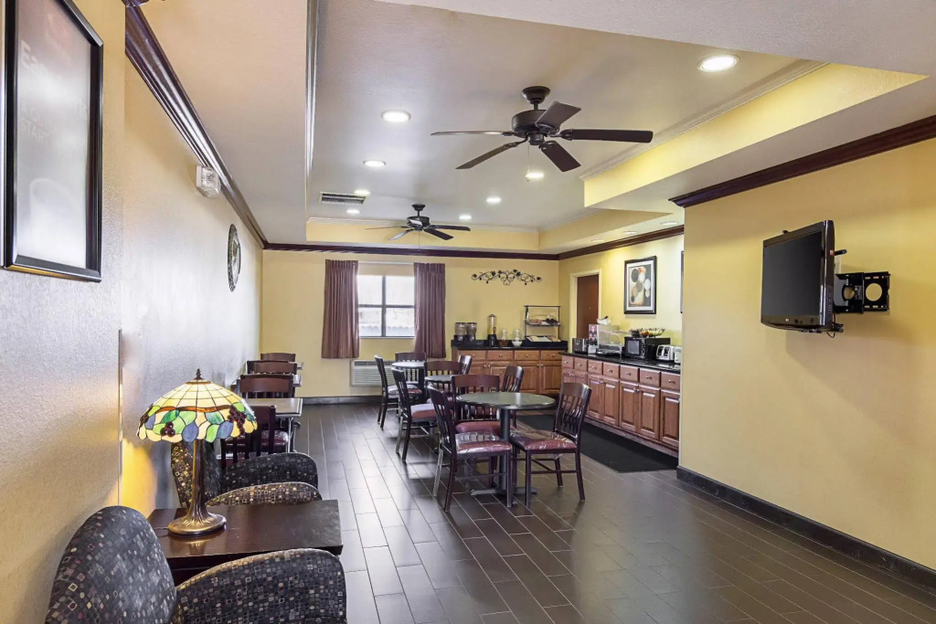 Econo Lodge Inn & Suites Little Rock SW
