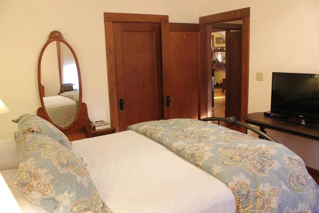 DeBourge Guesthouse