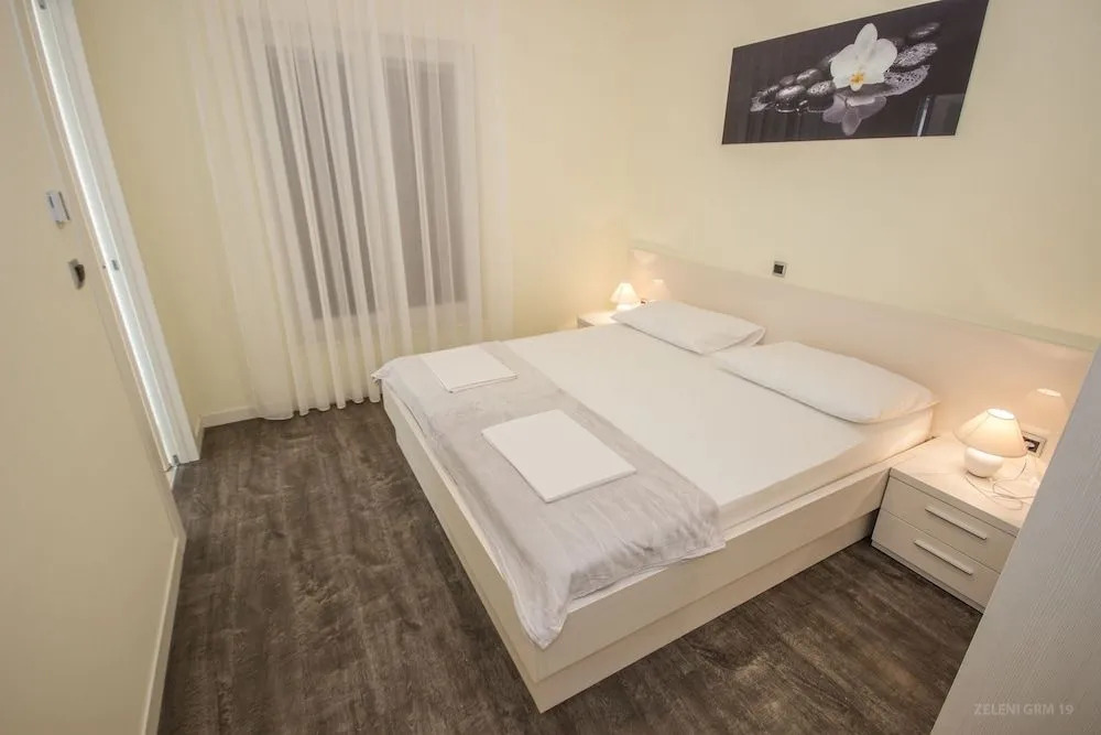 Villa Aurelia by Domus Mirus - Rooftop Cinema & Pool & 6 Minute Walk to Beach