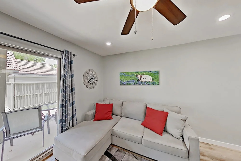 Lakefront Horseshoe Bay Hideaway W/ Pool & Docks 3 Bedroom Condo