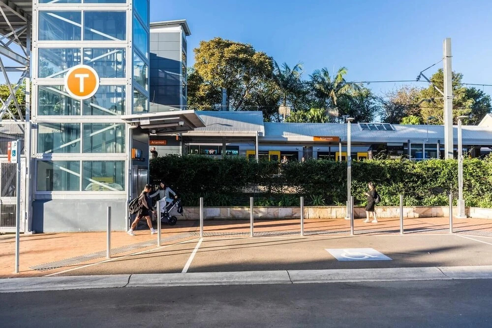 Two Bedroom Apt Close To Chatswood With Parking