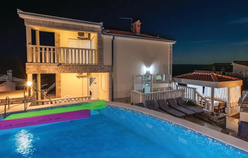 Holiday Home Bok