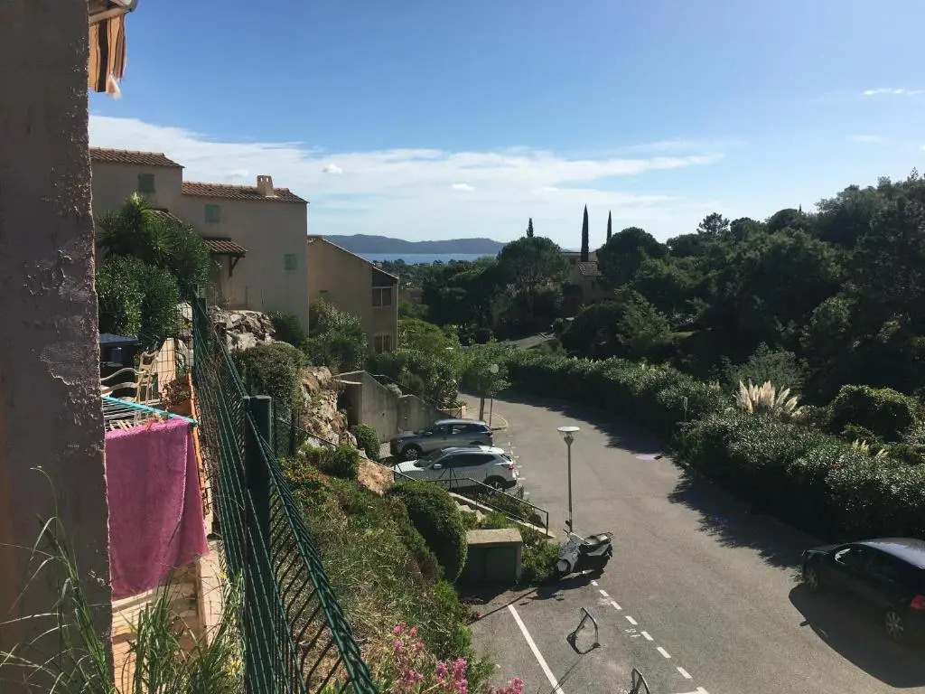 CAVALAIRE vue MER au loin MAISONNETTE TOUT ÉQUIPÉE POUR 4 PERSONNES AVEC PISCINE CLIM WIFI VÉLOS TV BARBECUES