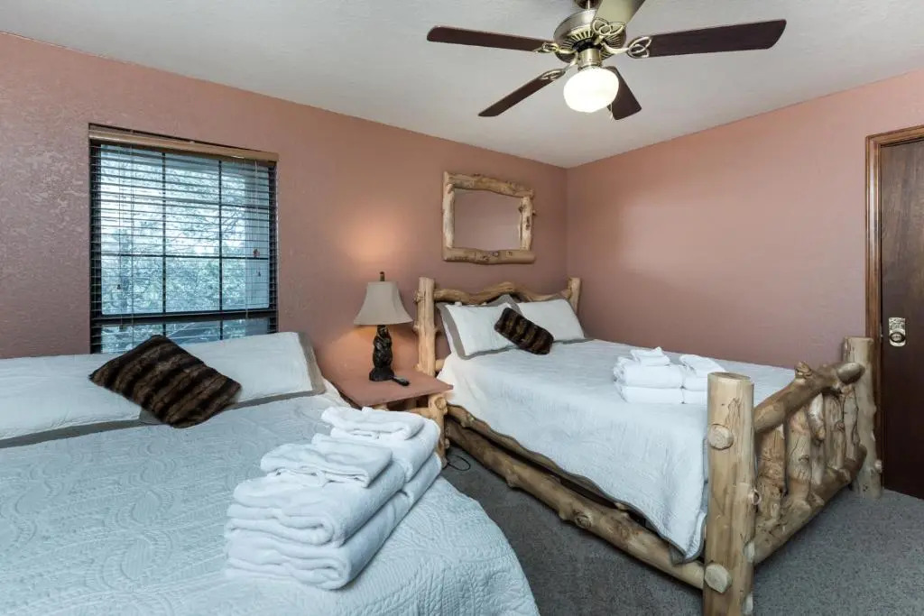 2 Sisters Mountain Home, 3 Bedrooms, Sleeps 10, View, Game Room, Hot Tub