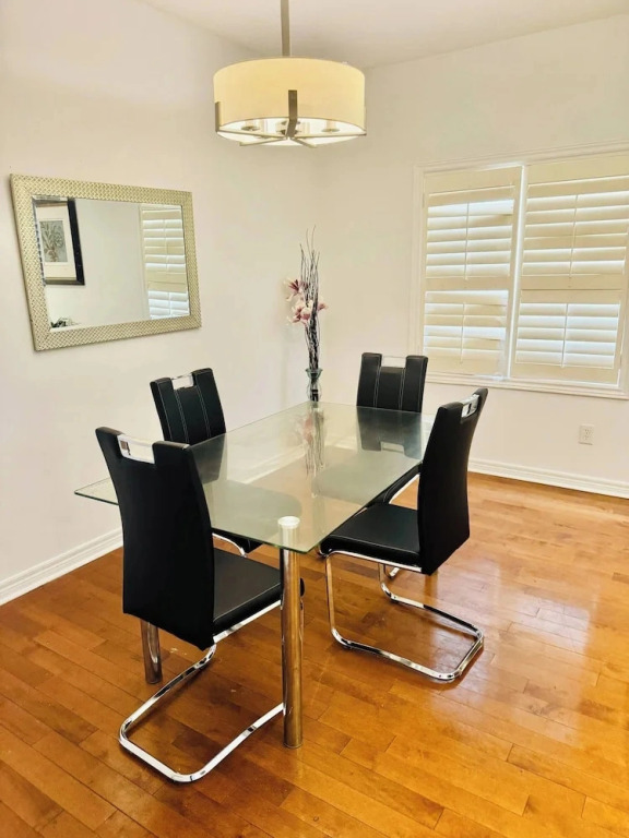 Full House 6 Bedrms, 7 Beds, 3 Bath Airport