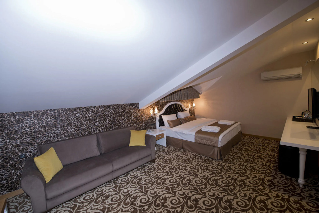 Golden Deluxe Hotel