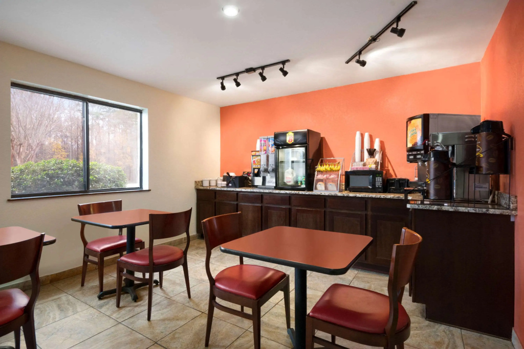 Super 8 by Wyndham Charlotte University