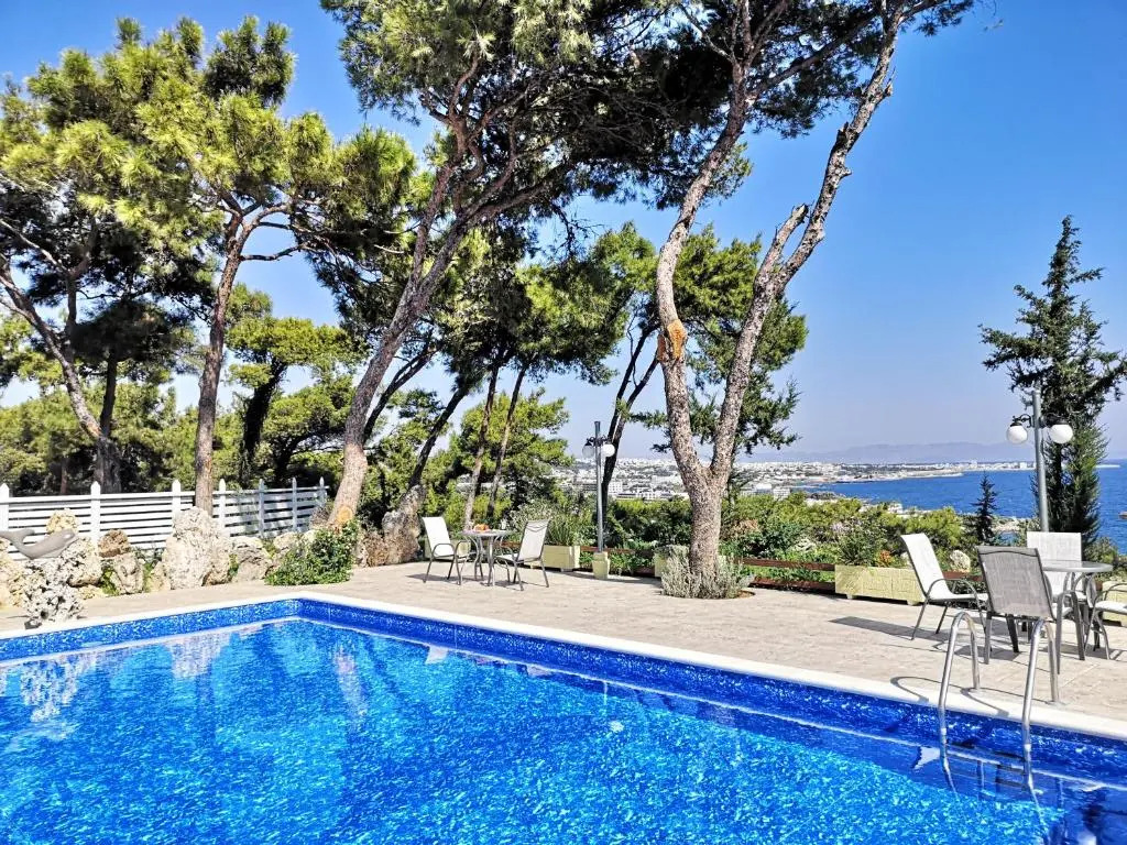 Filoxenia in Blue Louis Luxury Villa