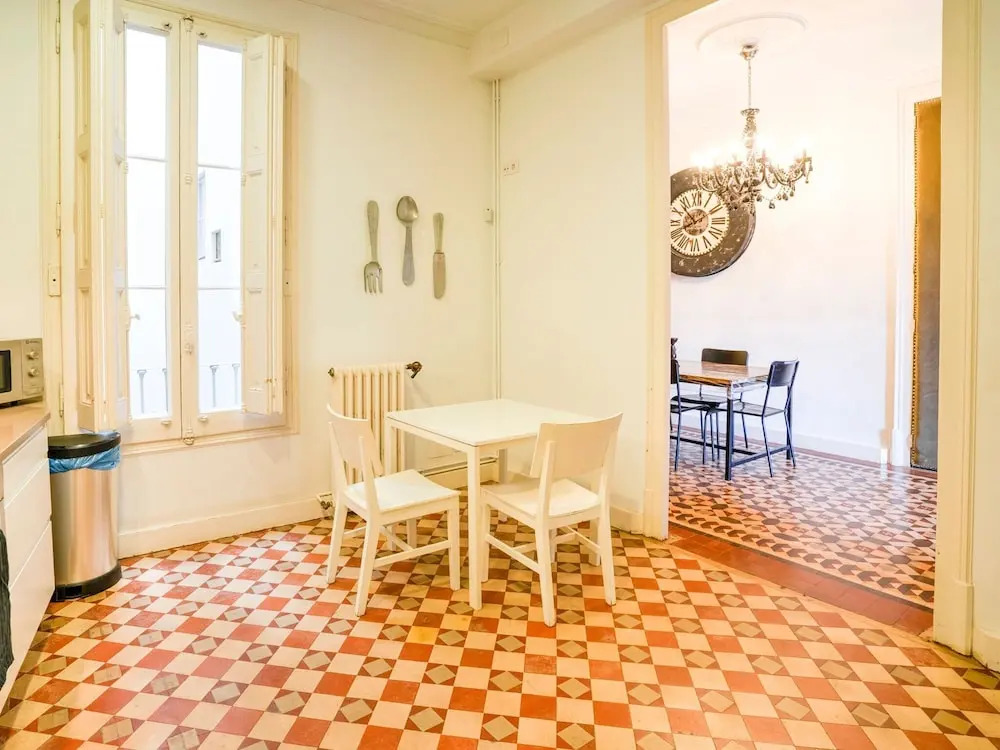 Luxurious apartment for 9 people recently renovated in the center of Barcelona