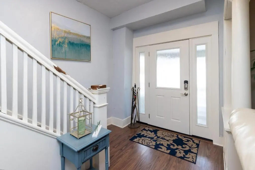 5 Bedroom 3200 Square Foot House for Downtown Travelers
