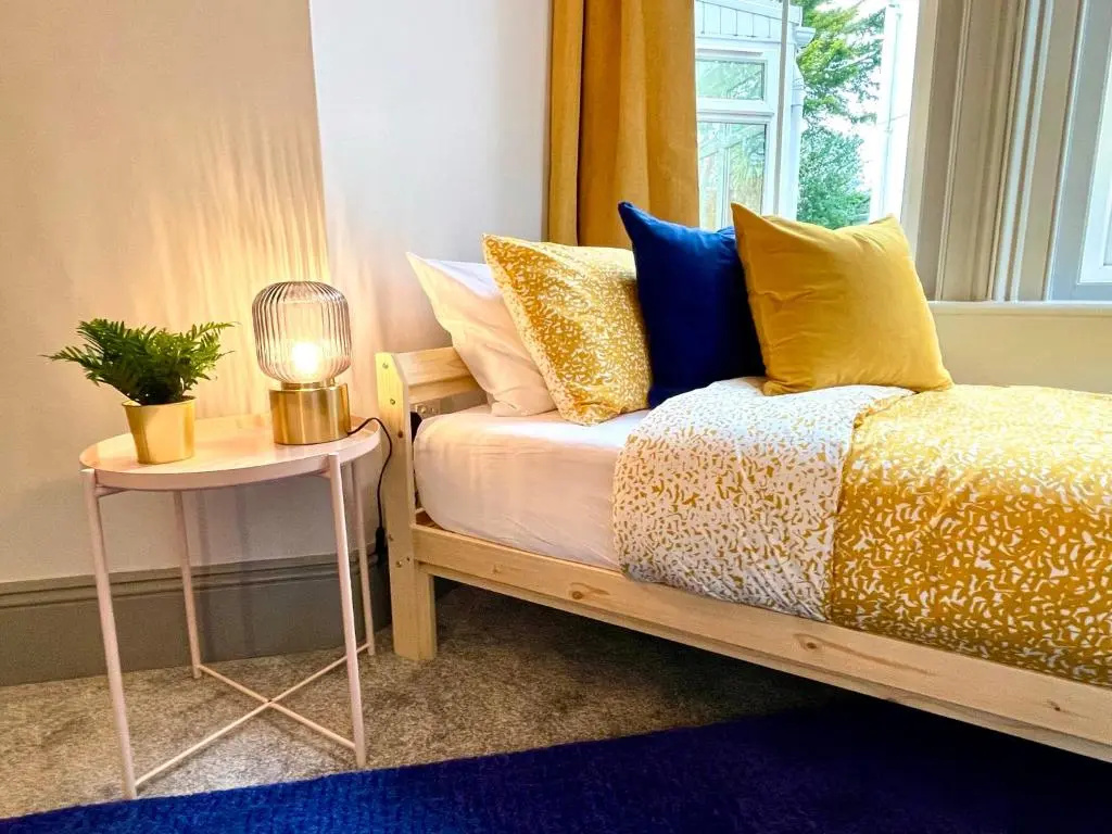 Stunning & Stylish 2 Bedroom Apartment! - 5 Minute Walk to the Best Beach! - Great Location - FREE Parking - Netflix - Fast WiFi - Smart TV - Newly decorated - sleeps up to 4! Close to Bournemouth & Poole Town Centre & Sandbanks