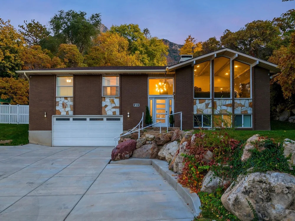 Family Ski Oasis 7BR 16-Person Spa Mins to Skiing