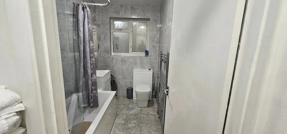 Spacious & Modern 2-bed House in Dagenham