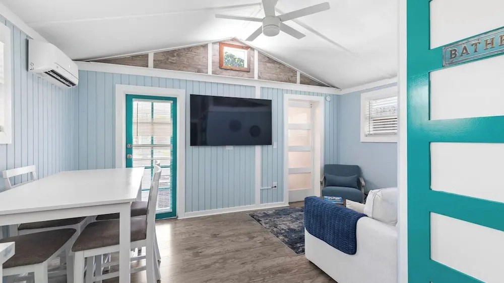 The Grinnell Cottage by Avantstay Shared Pool + Backyard Lounge Charming Cottage Steps to Waterfront Dining