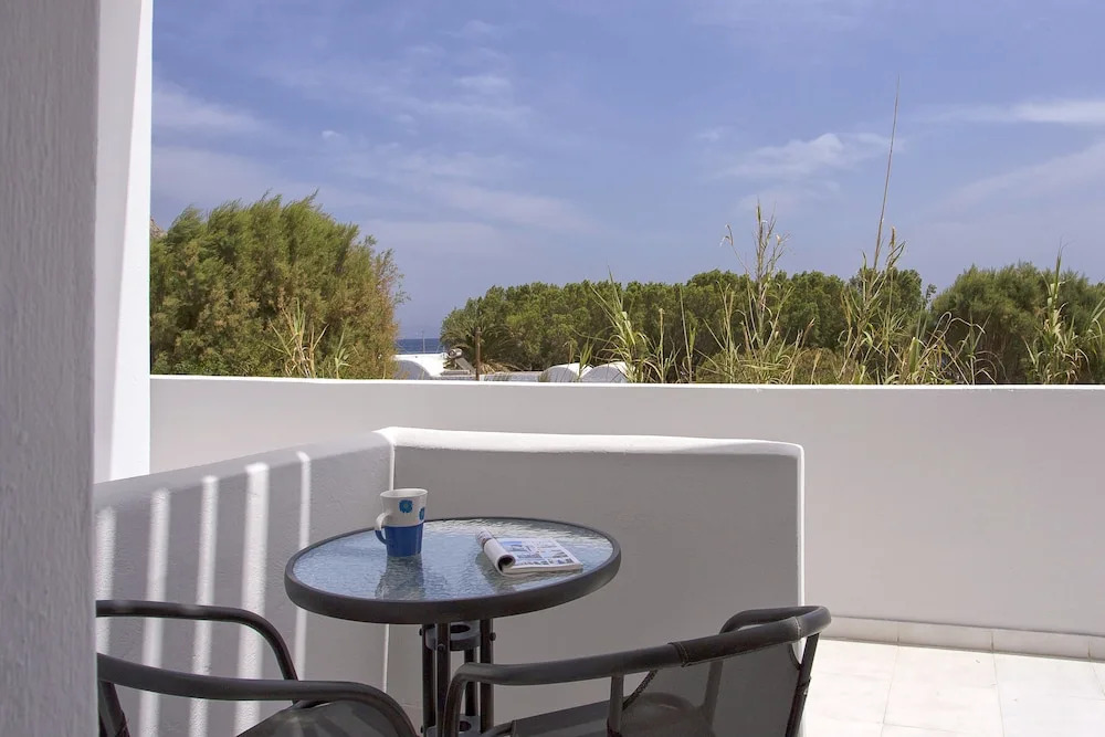 Sunrise Studios in Perissa