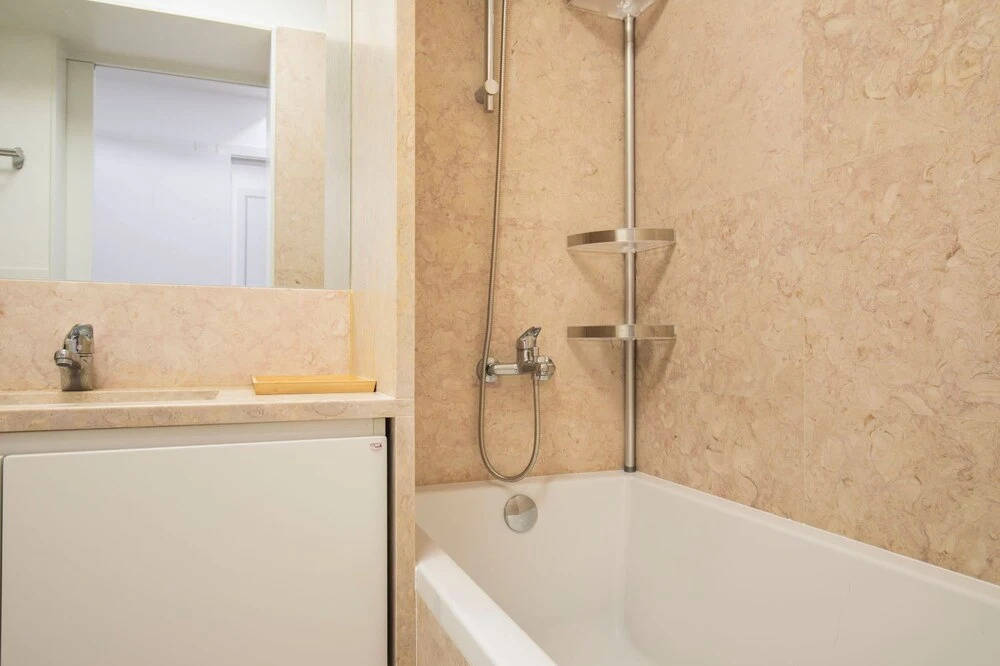 Trendy & Classic 2 Bedroom Apartment