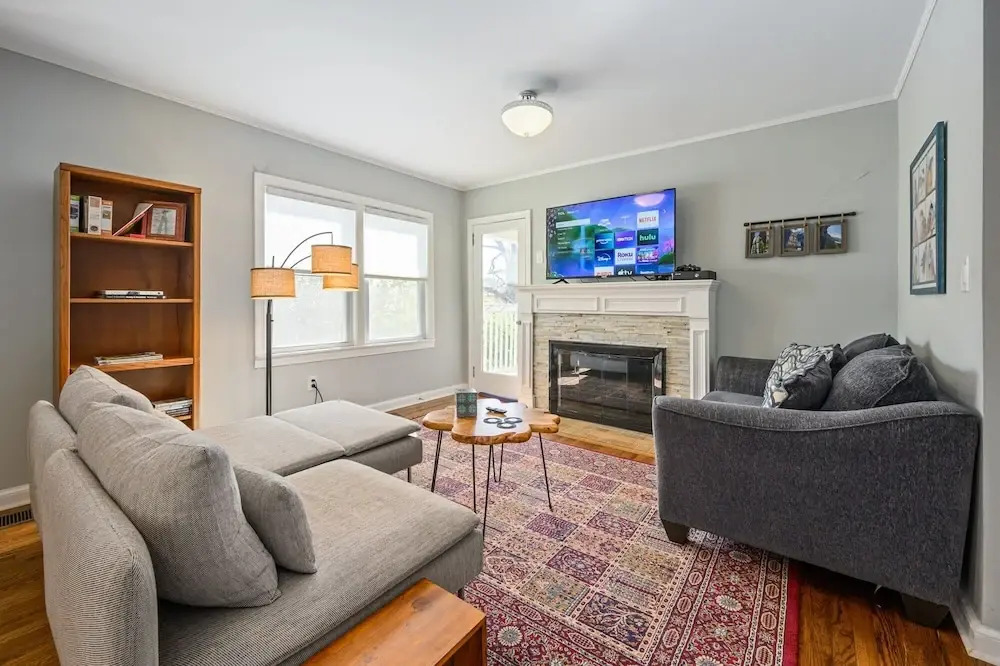 Plan A Trip To Georgia Aquarium In This Comfy 3BR