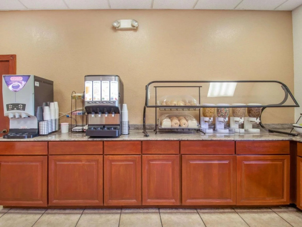 Econo Lodge Airport - RJ Stadium