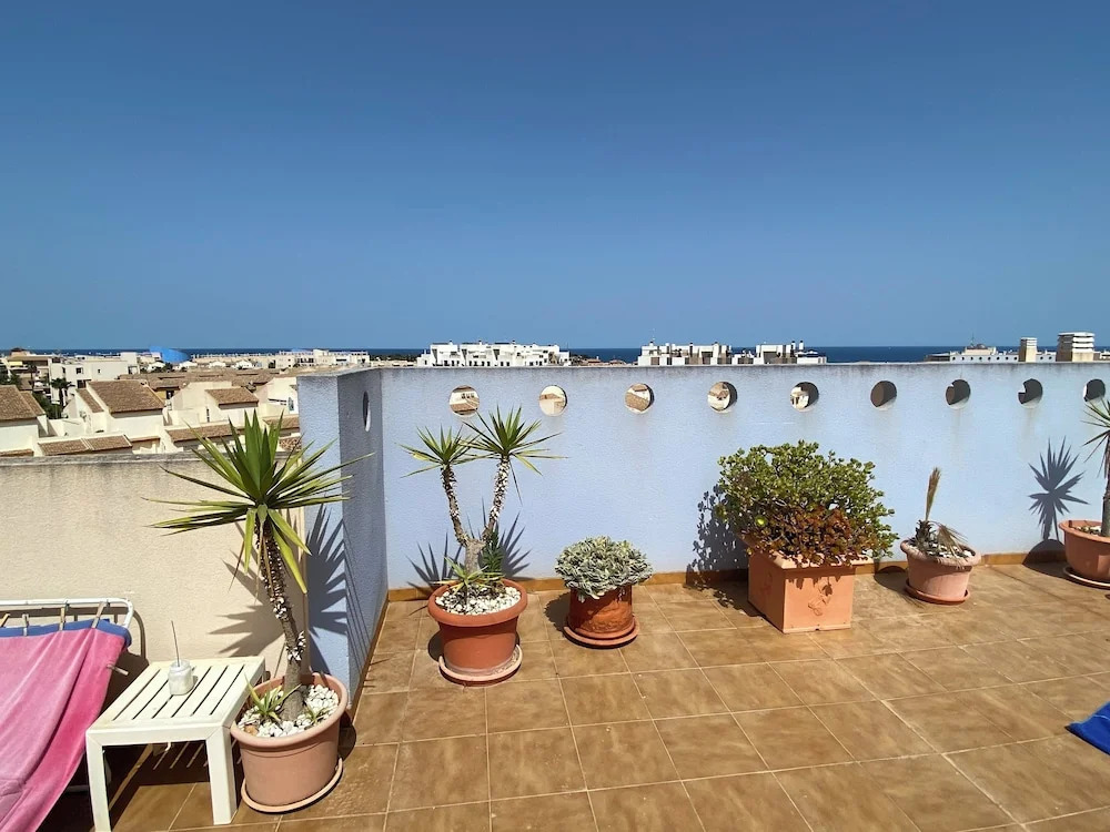 Apt - Sleeps 4 - Balcony - Communal Pool
