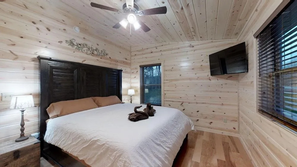 Foxes' Den Cabin with Private Hot Tub and Arcade Game by RedAwning