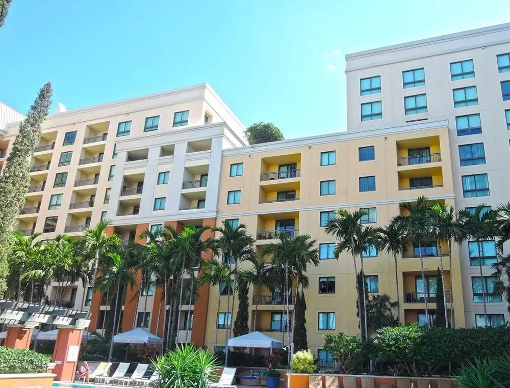 Modern 1B Condo w City Skyline Views in Las Olas