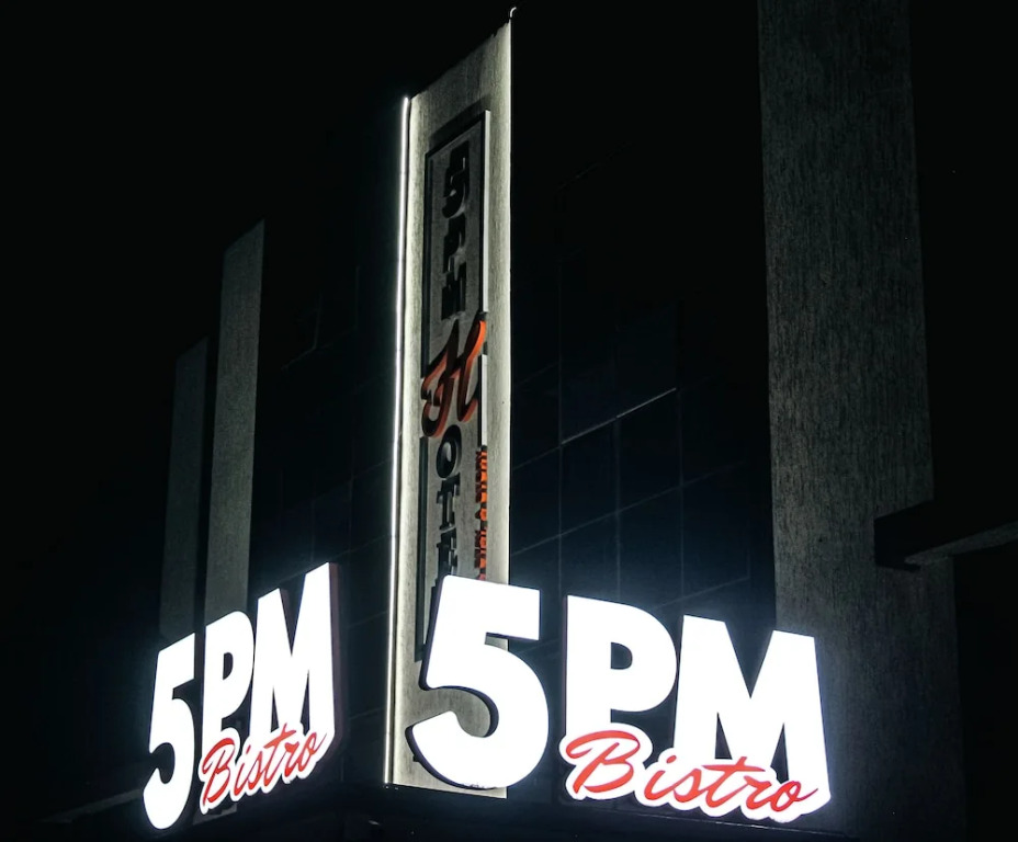 5 PM Hotel