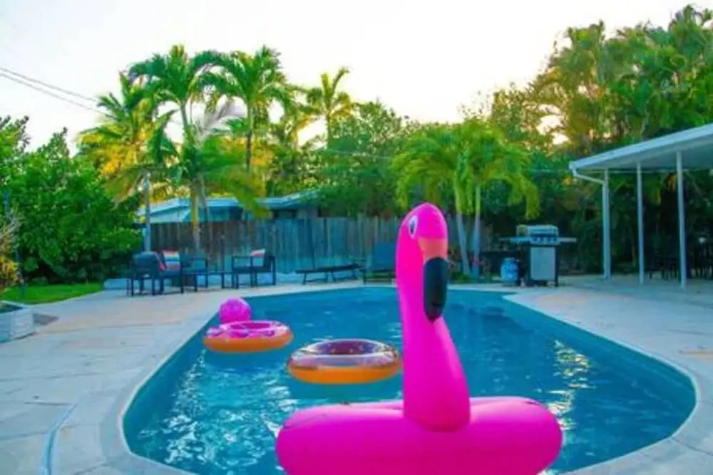 Ocean Breeze Bungalow 4BR 2BA W Pool