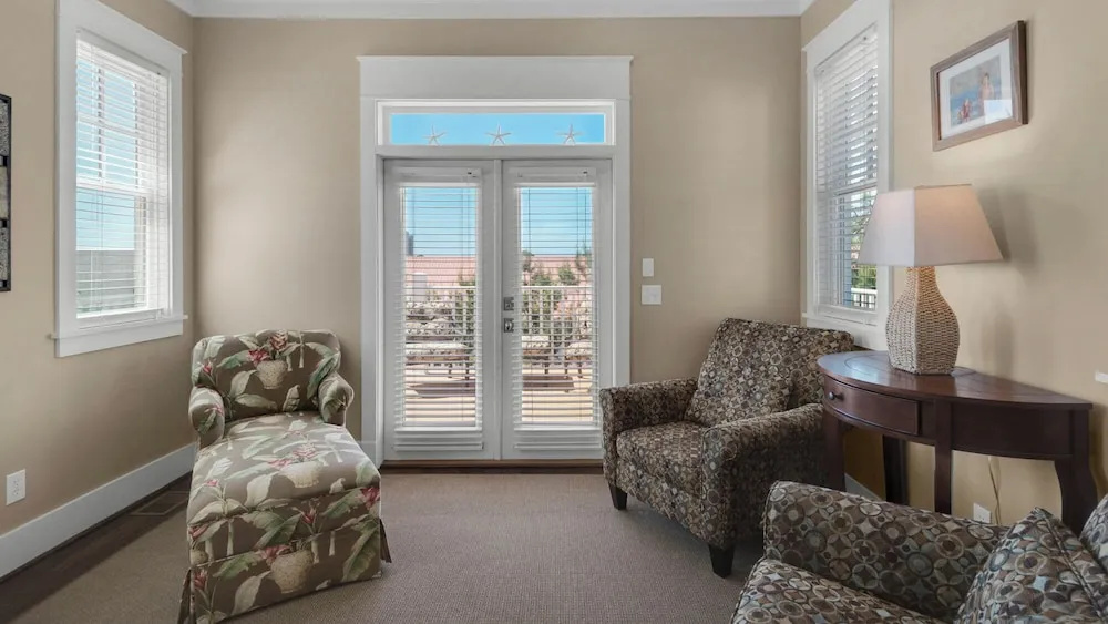 Seagrove 5 Bedroom - Deeded Beach - Elevator - Community Pool - Sleeps 12!