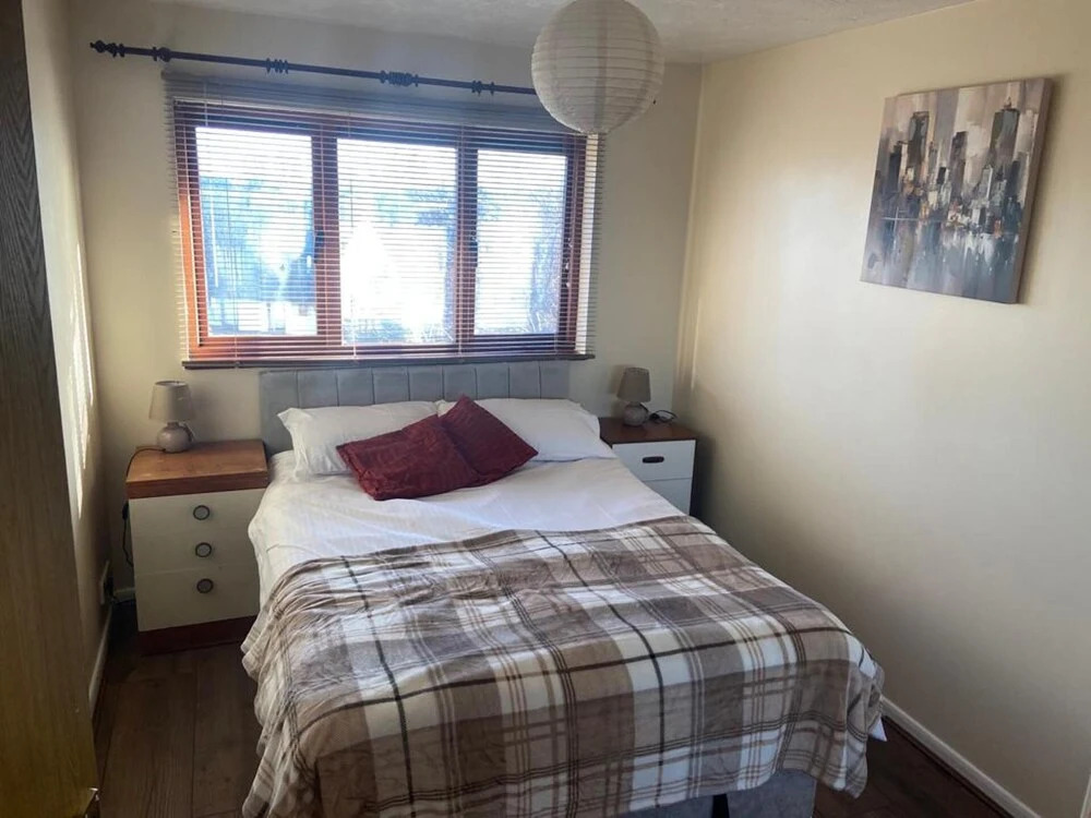 Cozy Two Bedroom Apartment Located in Gravesend