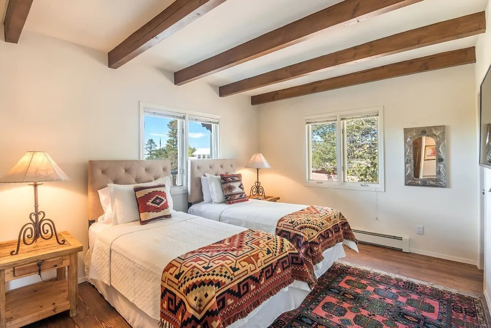 Encantada - Spacious and Luxurious Home, Walk to The Plaza