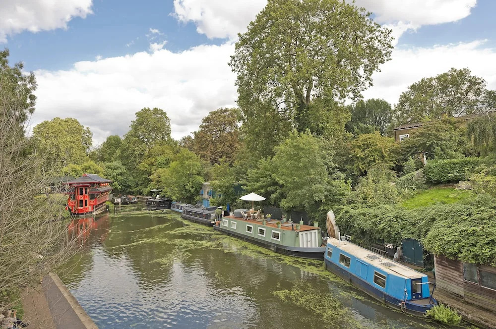 Deluxe Studio Suite in Historic Camden Terrace