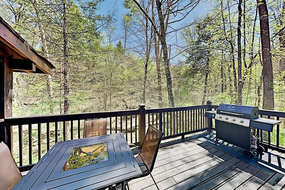 Secluded Creekside W/ Private Hot Tub 4 Bedroom Cabin