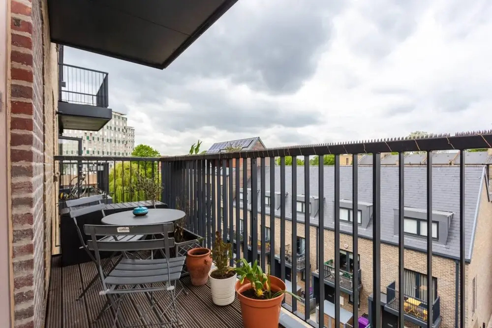 Bright 2 Bedroom Apartment Near Victoria Park