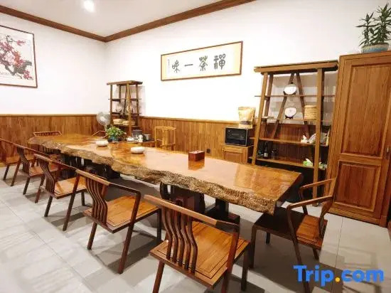 Mengla Liangqi Yunshe Business Hotel