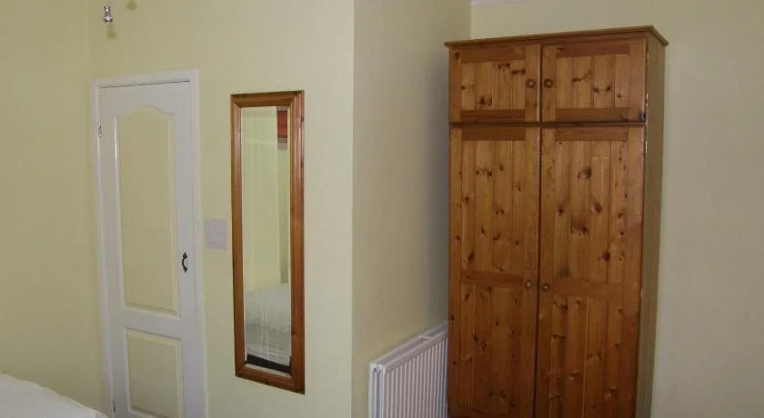 Kingswinford Guest House with Free Parking