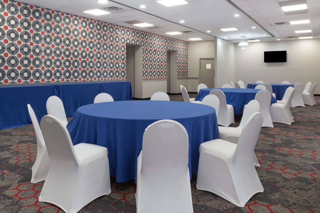 Ramada by Wyndham Hartford North - Bradley Airport
