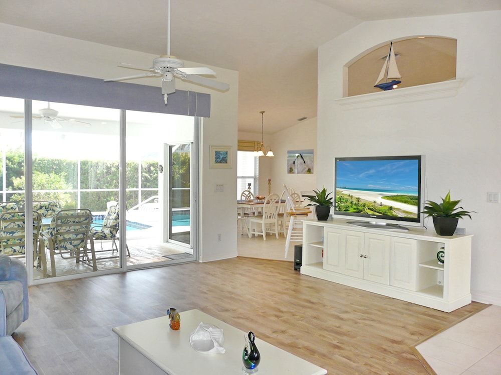 Inviting, Quiet Home in With Pool and Steps to Beach