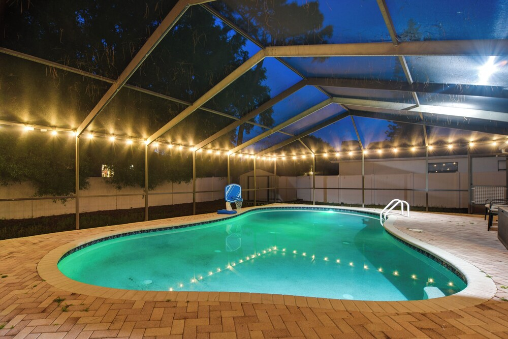 Largo Oasis w/ Pool & Grill: 6 Mi to Beach!