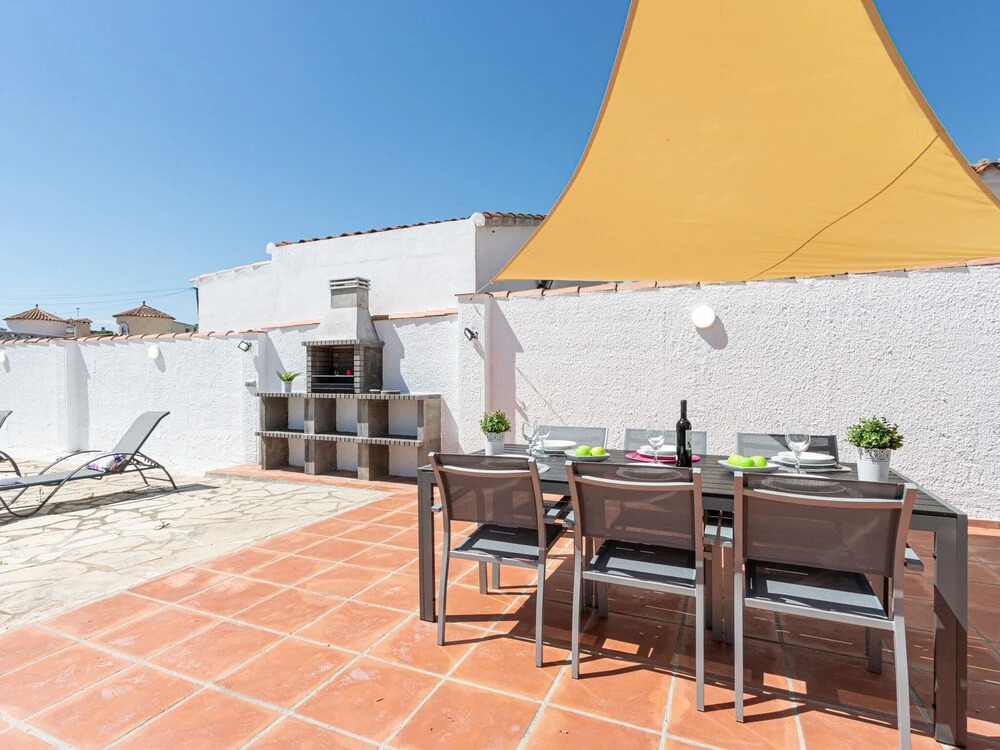Villa in Empuriabrava With Private Pool & Mooring