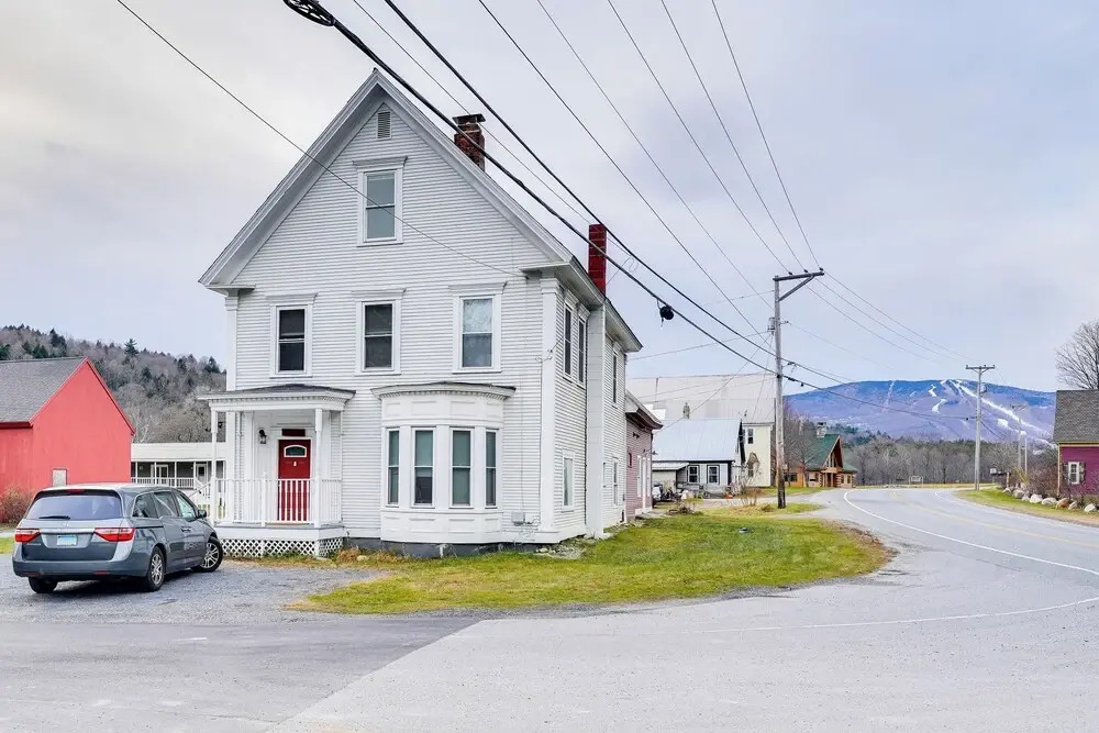 Ludlow Townhome: 3 Mi to Okemo Mountain!