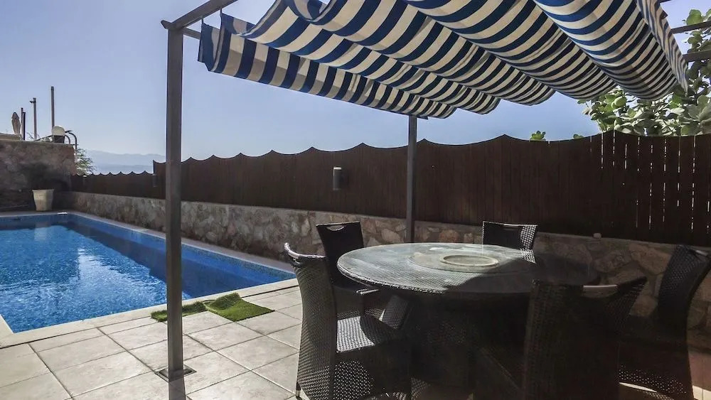 Luxury Suite by the pool