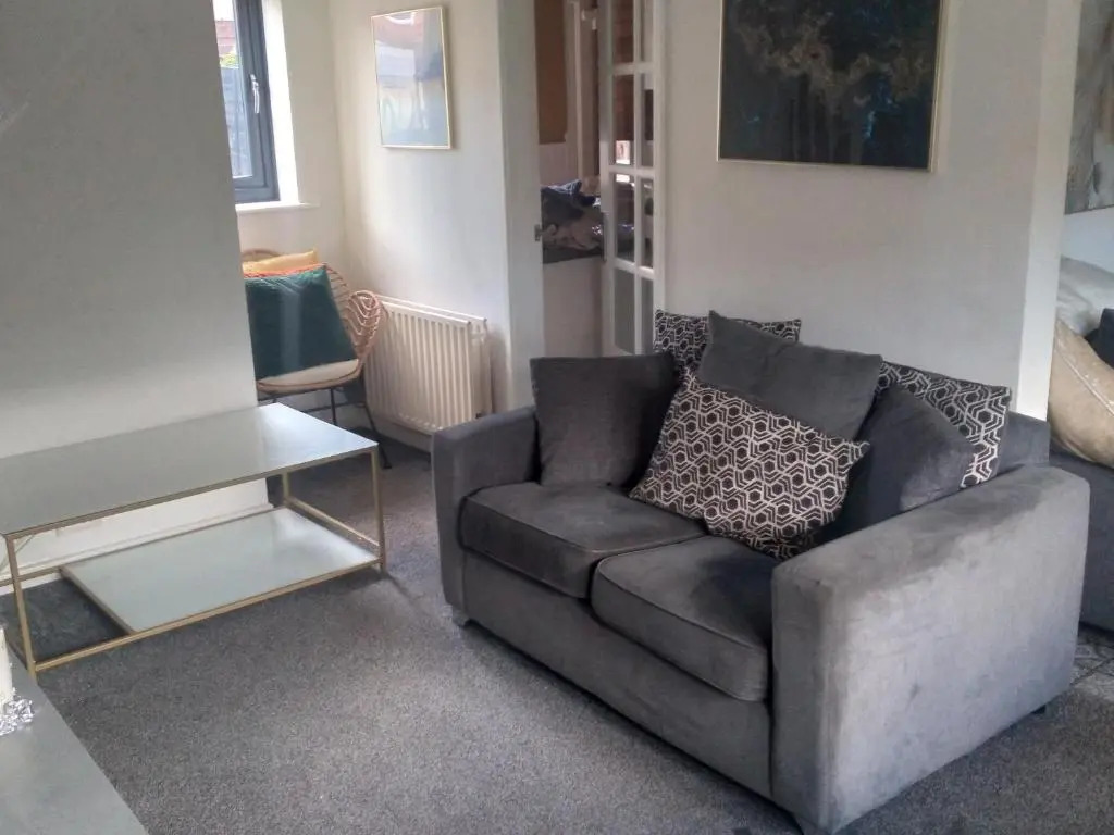2 Bed House - Sleeps 4 - Pets - Garden - Parking