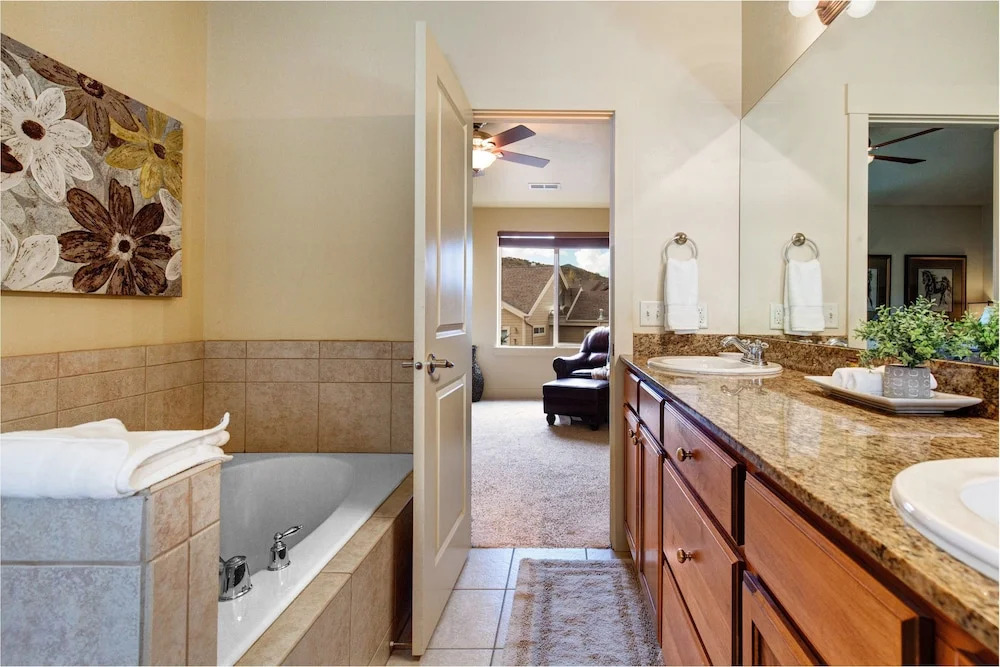 4BR/3.5BA Remarkable Bear Hollow Townhome by RedAwning