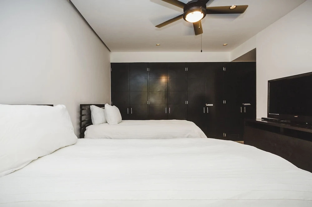 Infinity Pool and Private Beach Club - Luxury Complex The Elements Condos - GH8