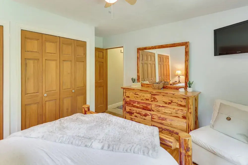 Lakeside Alexandria Retreat w/ Deck + Boat Dock!