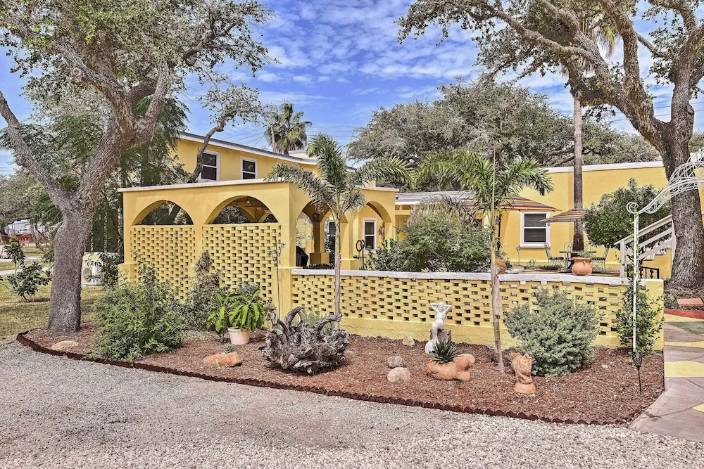 1 Mi to Dtwn Rockport: 'ocean Pearl' House
